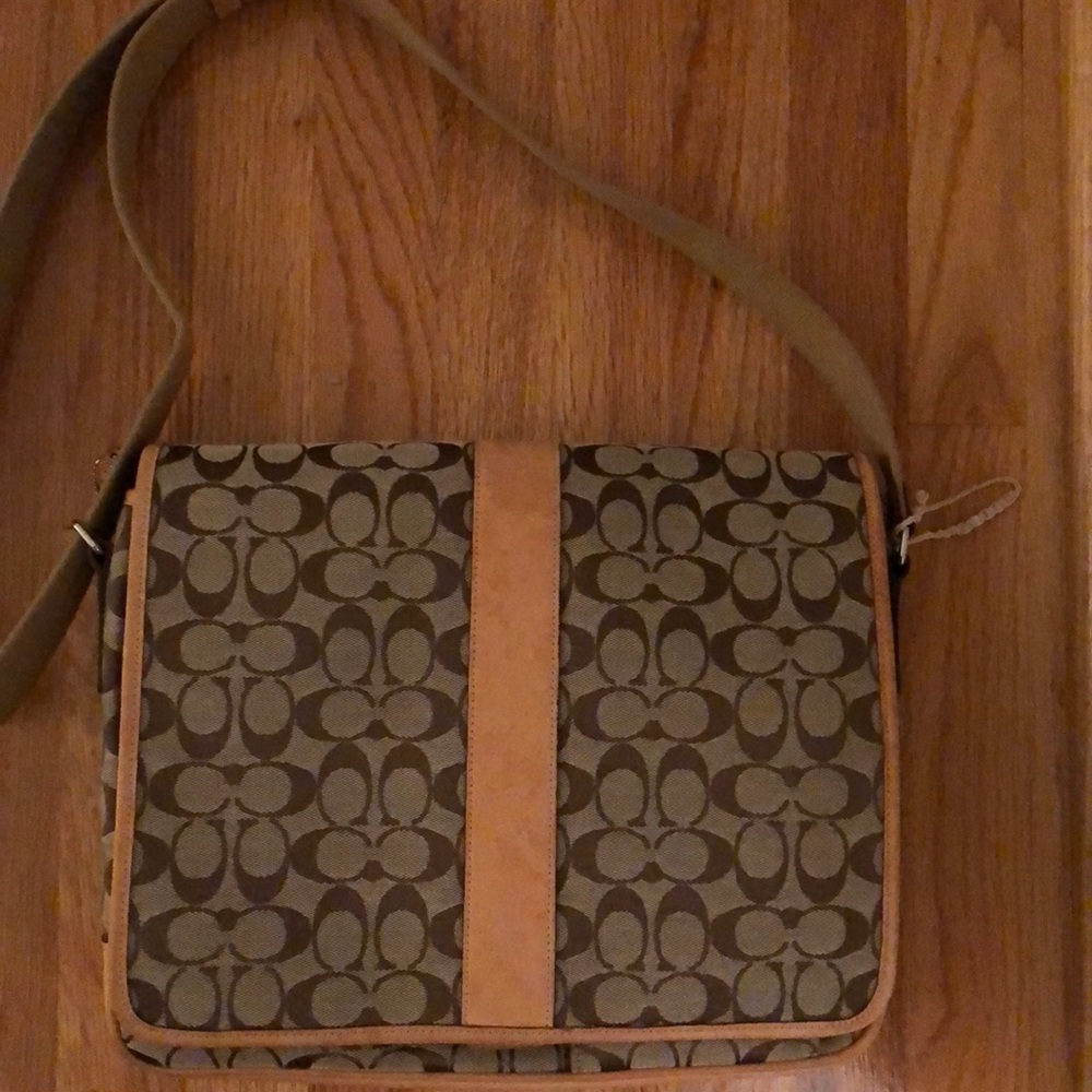 Coach Signature Messenger Crossbody Shoulder Bag